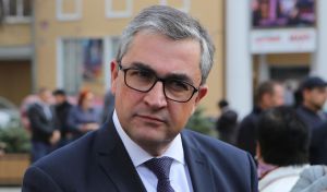 Прийшов на представлення пішки
